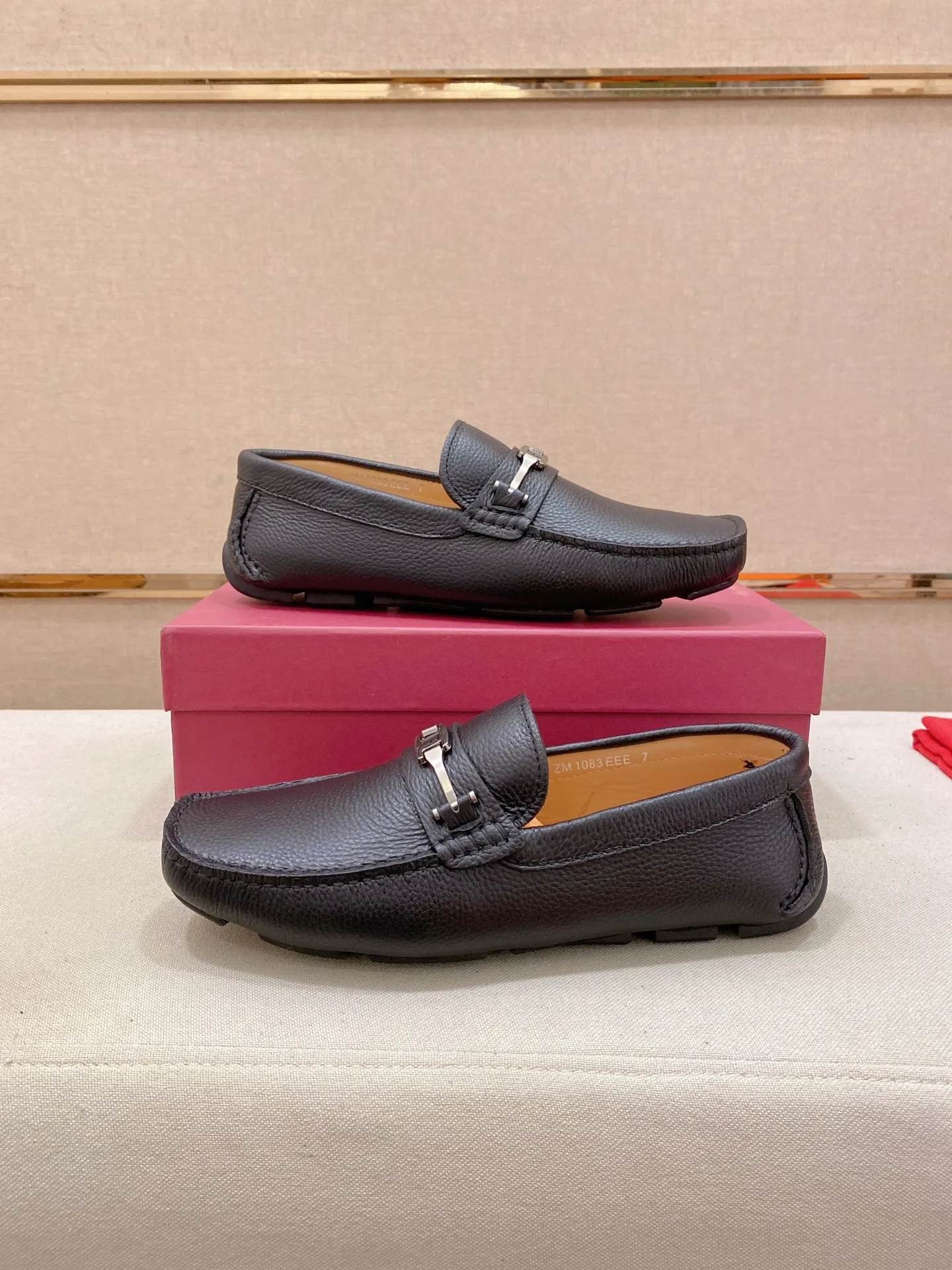 Factory price: 540💰High-end quality! Ferragamo🆕🆕Exclusive hot-selling products in stock🔥🔥New products on the shelves, high-quality Ferragamo men's pea shoes, high-end casual driving shoes, with complete packaging! 💪 💪 Material: imported first-layer cowhide 🐂 + imported high-quality water-dyed cowhide lining + wear-resistant outsole 👍🏻👍🏻 Features: high-end and comfortable, purely handmade 🚀 🚀 Create the perfect shoe that suits you best 🔥 🔥 Size: (38-44) 45 standard size can be customized!